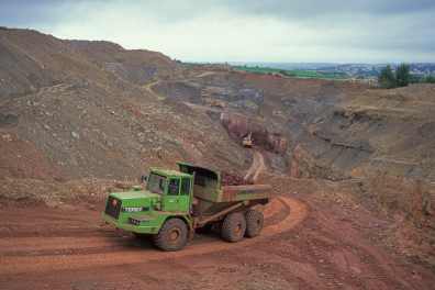 Exploitation de la bauxite (minerai d'aluminium) à ciel ouvert